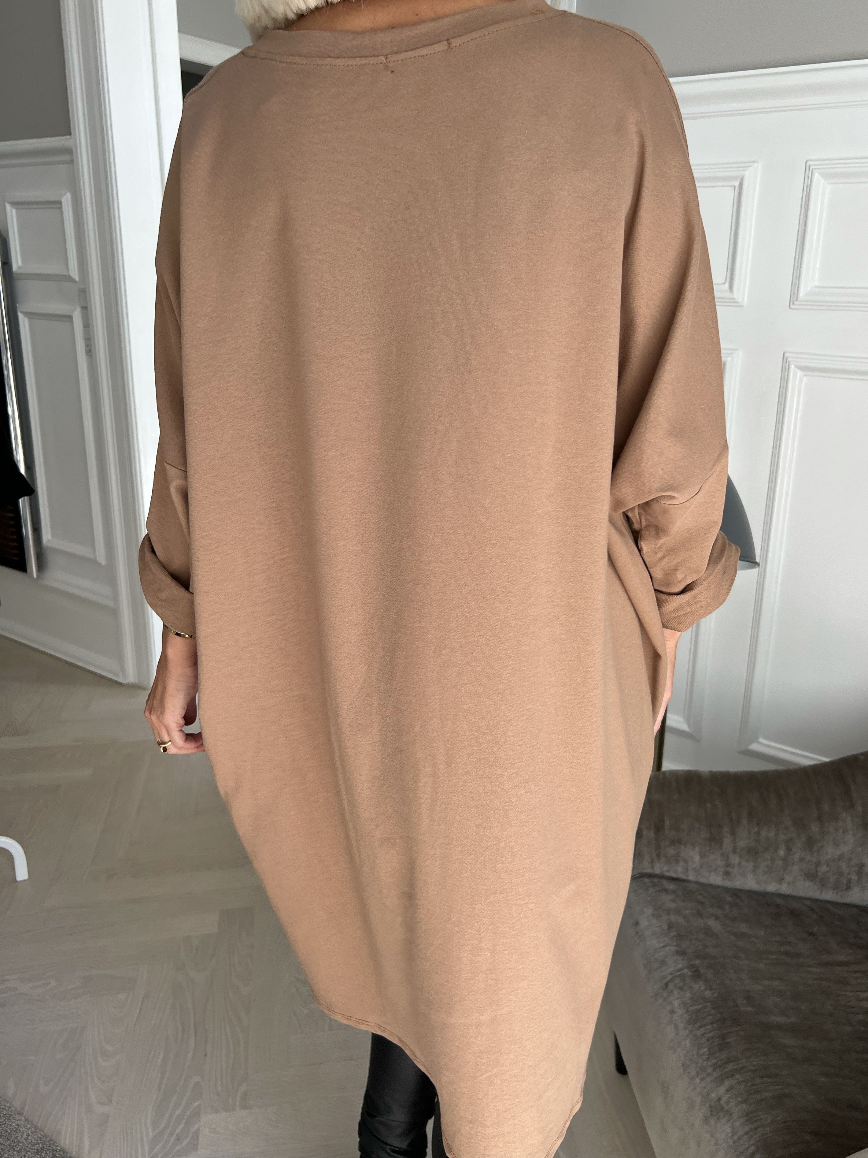 Liana - Joggingkjole med guldskrift